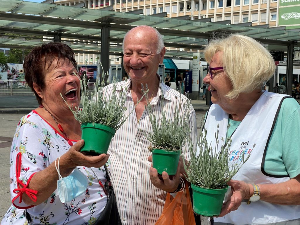 am 24.03.2022 haben die Mitglieder der Aktion "Wir vom Berliner Platz" 500 Lavendel-Töpfchen an die Passanten verteilt. Mit von der Partie waren Beschäftigte der Wirtschaftsbetriebe Ludwigshafen sowie ein "Bienen-Sachverständiger". Letzterer hat die Interessierten über Bienen und Lavendel informiert.