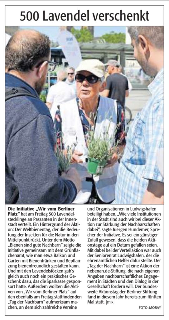 am 24.03.2022 haben die Mitglieder der Aktion "Wir vom Berliner Platz" 500 Lavendel-Töpfchen an die Passanten verteilt. Mit von der Partie waren Beschäftigte der Wirtschaftsbetriebe Ludwigshafen sowie ein "Bienen-Sachverständiger". Letzterer hat die Interessierten über Bienen und Lavendel informiert.